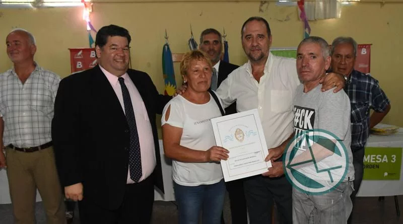 Se entregaron 30 escrituras y se rubricó por 400 del Barrio Eva Perón en Berisso