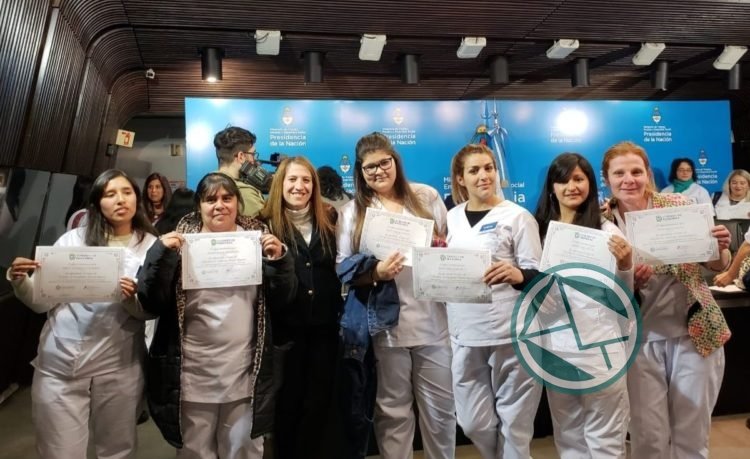 Egreso de 30 auxiliares gerontológicos formados en el ATSA La Plata Egreso de 30 auxiliares gerontológicos formados en el ATSA La Plata