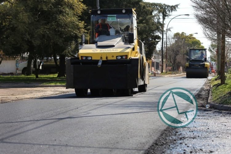 Garro recorrió junto a vecinos de la zona la obra vial de la calle 117 en Villa Elvira Garro recorrió junto a vecinos de la zona la obra vial de la calle 117 en Villa Elvira