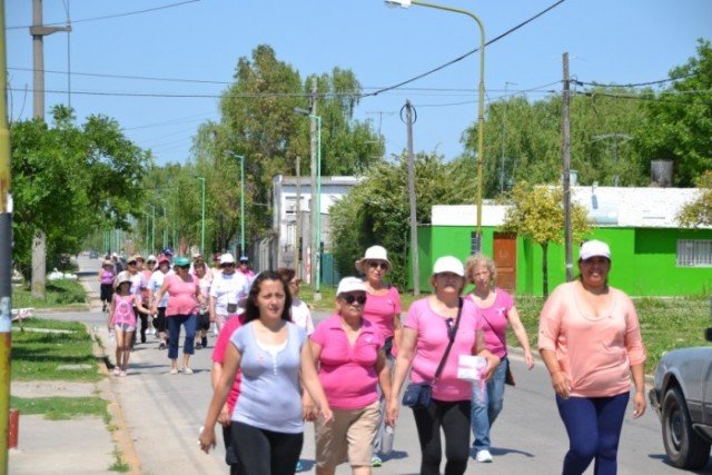 Gran participación de vecinos por la prevención del Cáncer de mama CorreCaminata5