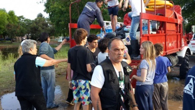 Berisso colaboró con damnificados por las inundaciones en San Antonio de Areco Copia de 20141105 180946