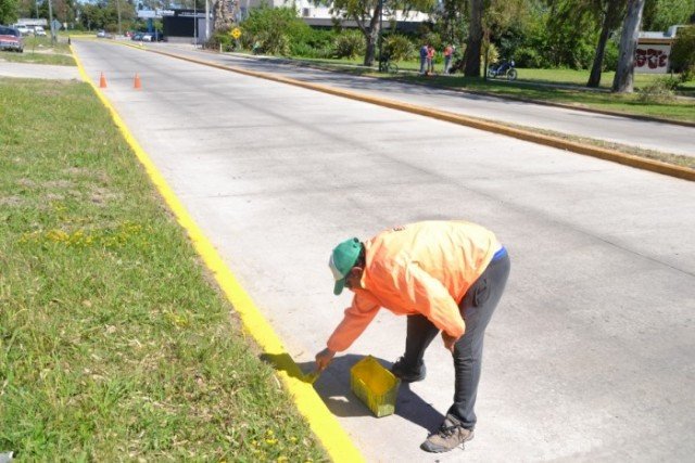 Continúan las tareas de mantenimiento y pintura de cordones de las cooperativas en #Berisso Mantenimiento cooperativas 1
