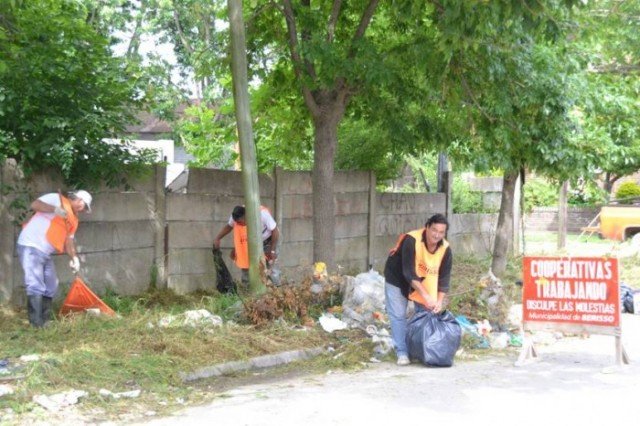 Continúa las tareas de mantenimiento en #Berisso de parte de cooperativas del Argentina Trabaja image00219