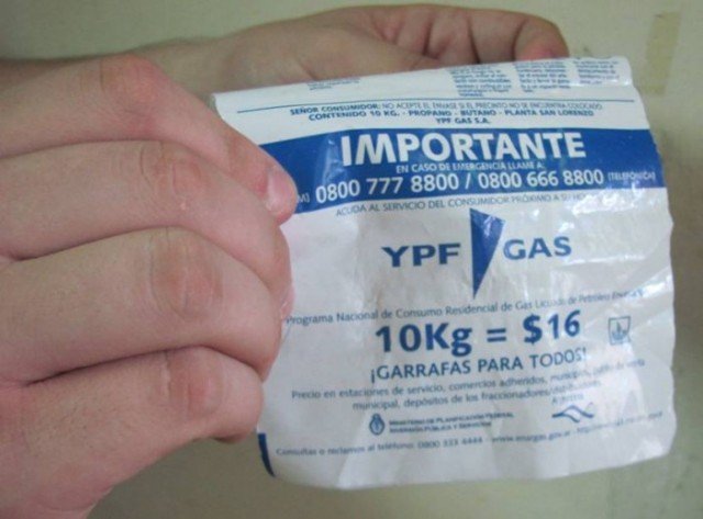 "Garrafas para todos" llega al club #ElCarmen de #Berisso image00317