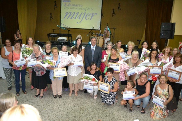 Acto Día de la Mujer Foto grupal