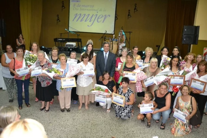 Acto Día de la Mujer Foto grupal