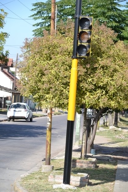 Nuevo semáforo en la esquina de 17 y 154 de Berisso Colocación de semáforos2