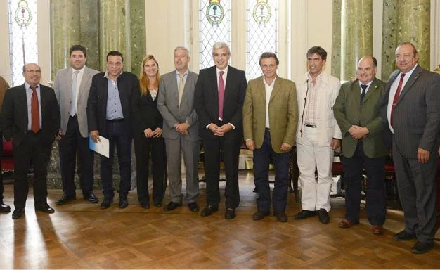 @DominguezJul analizó con intendentes vecinalistas el futuro de la Provincia foto intendentes