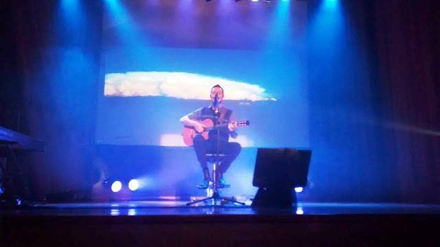 Pedro Aznar tocó en el Cine Teatro Municipal de Ensenada para 300 personas