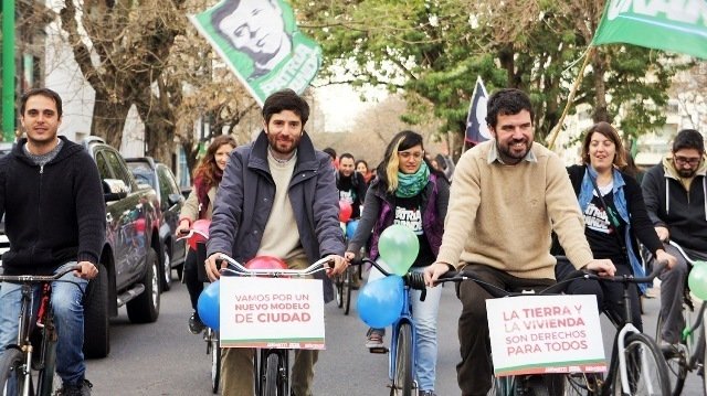 @LeandroAmoretti en la bicicleteada por #LaPlata de Patria Grand e: “Decimos basta a la complicidad entre Bruera y el negocio inm obiliario”