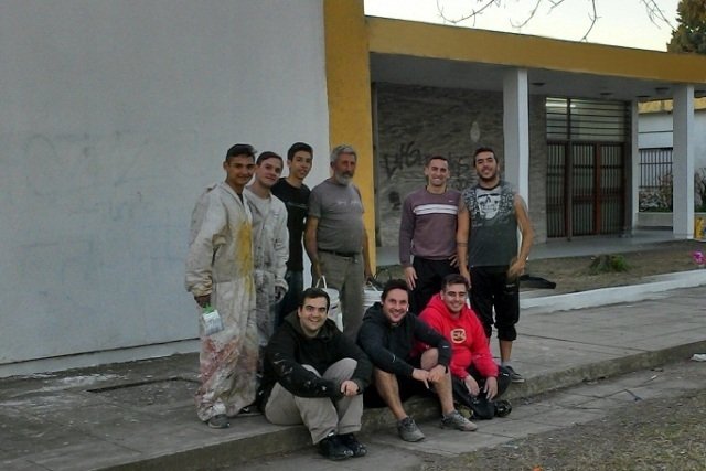 Jóvenes del Frente Renovador de #Berisso realizaron tareas de pi ntura en la Técnica 2
