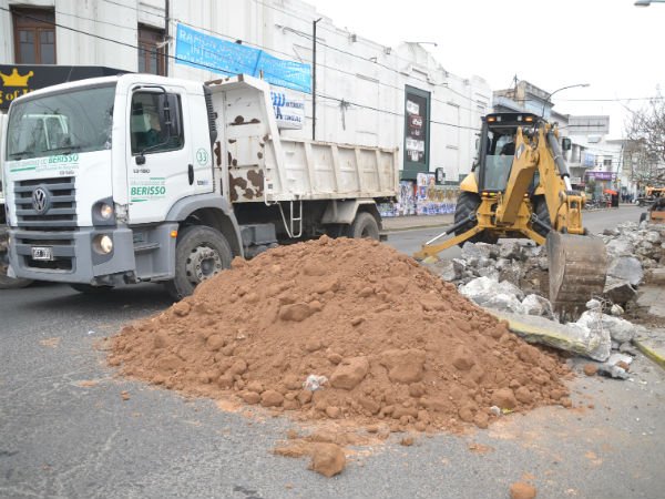 #Berisso: Bacheo sobre la intersección de las Avenidas "Montevideo" y "Génova" #Berisso: Bacheo sobre la intersección de las Avenidas "Montevideo" y "Génova"