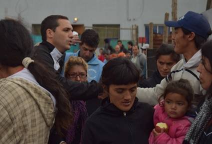 Juan Mincarelli caminando en campaña por el Barrio Obrero de Berisso