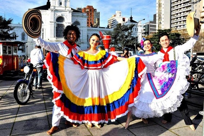 La colectividad colombiana de #LaPlata muestra sus tradiciones en Plaza Moreno