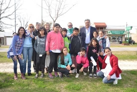 Plantación de árboles en la Curva de las Naciones de Berisso con Enrique Quique Slezack