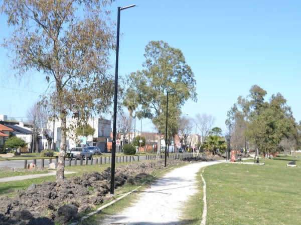 Con el Plan Nacional “Más Cerca” se colocaron columnas de alumbr ado a la vera de la senda aeróbica de #Berisso