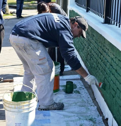 Jornada de pintura en la Escuela 5 por @UNICABerisso