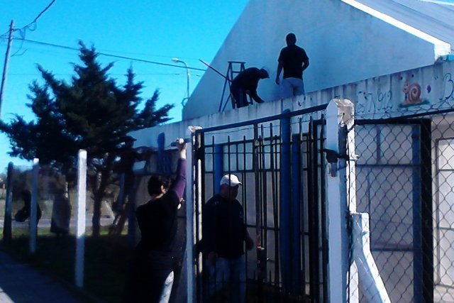 Jornada solidaria de pintura en el Jardín Nº 912 por el Consejo de Juventud de #Berisso