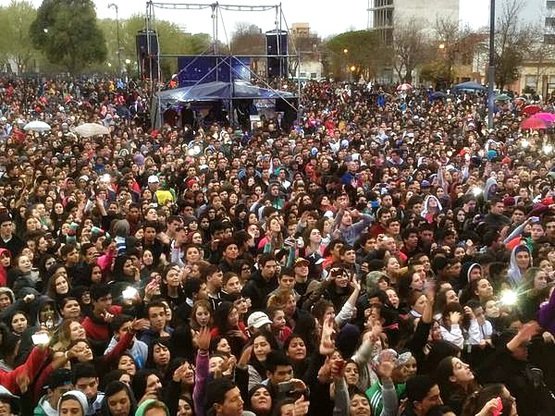 #LaPlata: Miles de estudiantes festejaron su día a pura cumbia en Plaza Malvinas