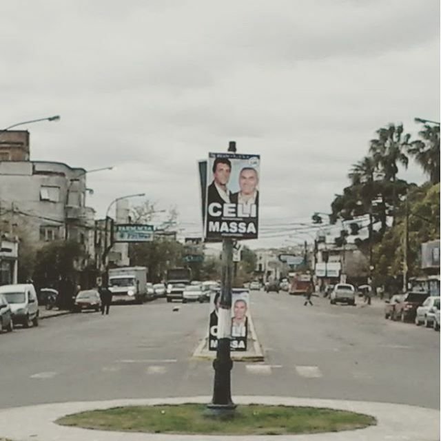Instagram - El Correo GraficoPostales Electorales Berisso | Puede faltar el reloj en la rotonda de Montevideo y 4, pero es ideal para colgar el banner del Presidente del actual de HCD.
