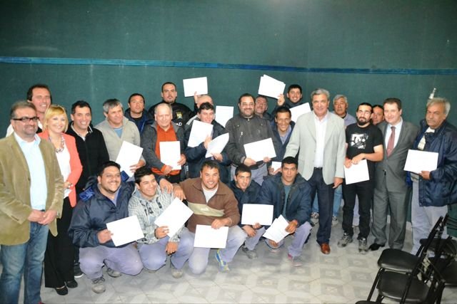 Entrega de certificados de acreditación de saberes para municipales de #Berisso