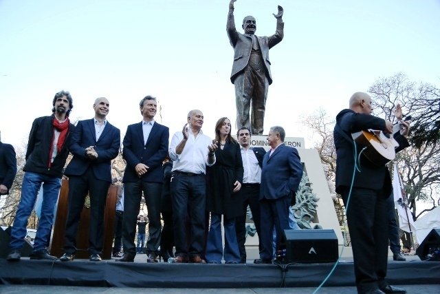 @mauriciomacri, #Moyano y #Duhalde inauguraron el primer monumento a Perón en la CABA