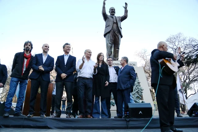 @mauriciomacri, #Moyano y #Duhalde inauguraron el primer monumento a Perón en la CABA