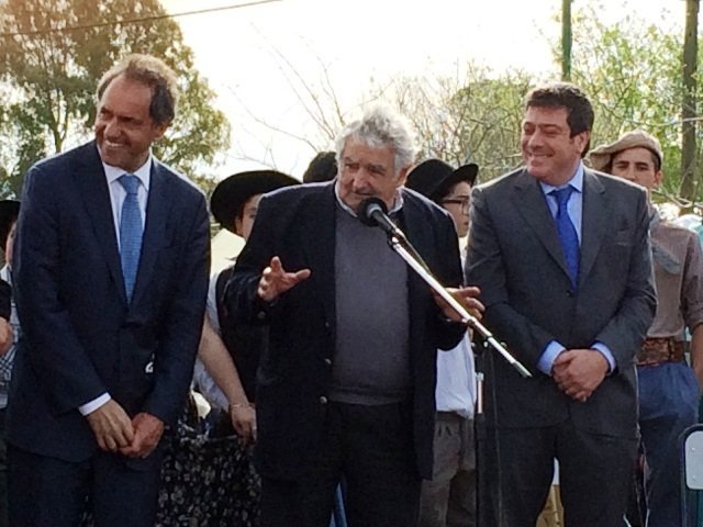 Enrique "Quique" Slezack junto a Daniel Scioli y José "Pepe" Mujica en los 40 años de la Escuela Agraria de Bavio
