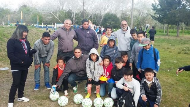 @Angellceli y Bangardino entregaron equipamiento para clubes de fútbol infantil