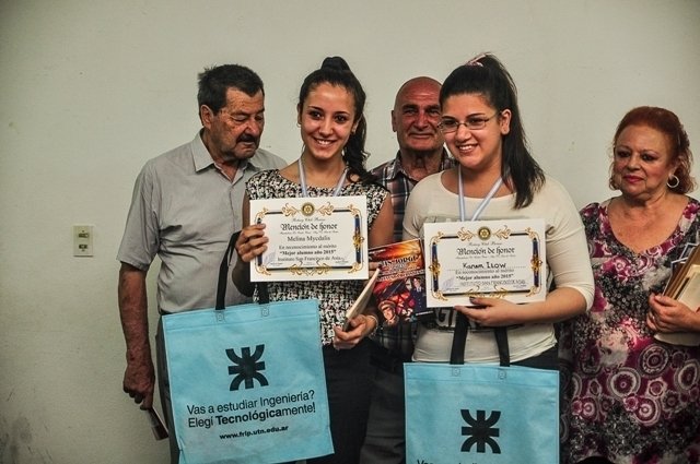 Reconocimiento a los alumnos con los mejores promedios de la ciudad