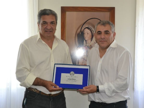Reconocimiento a Slezack por parte de la Agremiación Médica de Berisso Reconocimiento a Slezack por parte de la Agremiación Médica de Berisso