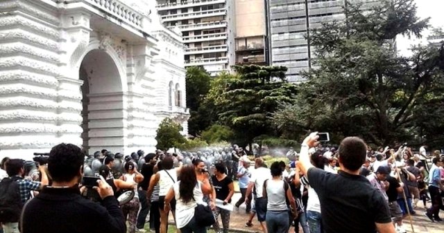 Una combinación de agrupaciones políticas y cooperativas marcharon en La Plata