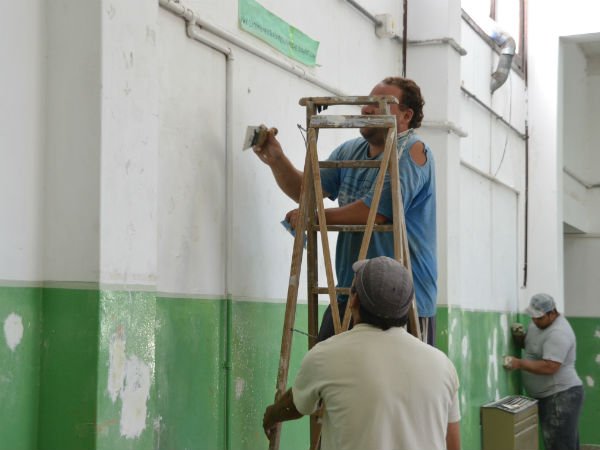 El Municipio encara importantes trabajos de mejora en escuelas de Berisso