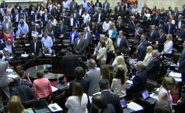 Carteles, plumas, elogios: un show legislativo