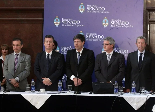 Hay dictamen por los fondos en el Senado ¿como y quien firmó?