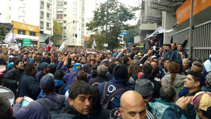 Reclamo y un hecho de violencia extrema en la movilización del ARS