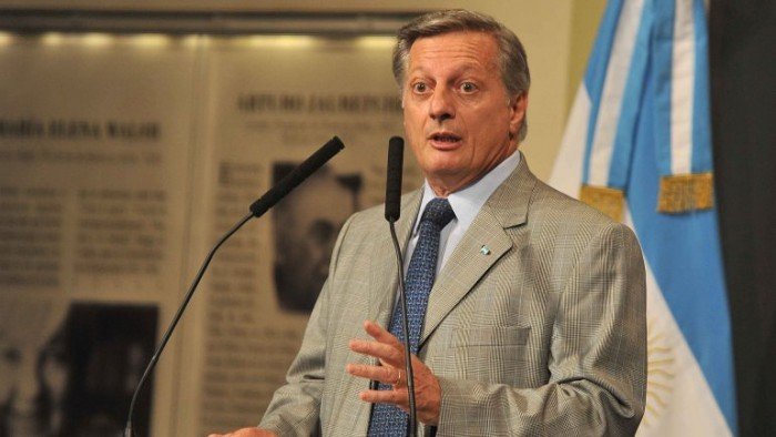 Aranguren explicó por qué la nafta aumenta, a pesar de la baja del petróleo