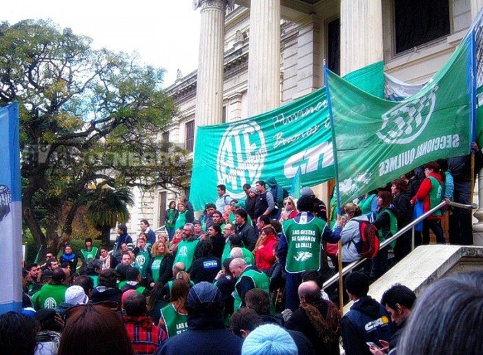 En medio de fuertes protestas, la Legislatura aplazó el tratamiento de la Emergencia Administrativa