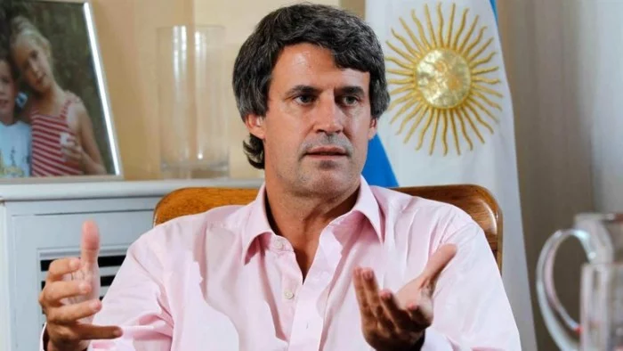 Alfonso Prat-Gay aseguró que aumentaron tanto el empleo como los salarios