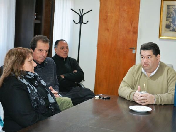 Acuerdo del Municipio contra el cese en guaderías y recolección de resíduos