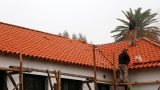 A cincos meses y cumplido el plazo, continúa la conclusión del techo de la escuela 6 de Punta Lara