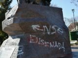 Acto de vandalismo en el monumento emplazado en Plaza Almafuerte