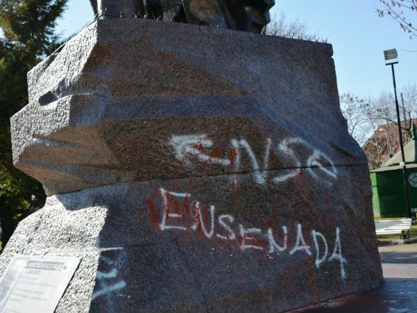 Acto de vandalismo en el monumento emplazado en Plaza Almafuerte