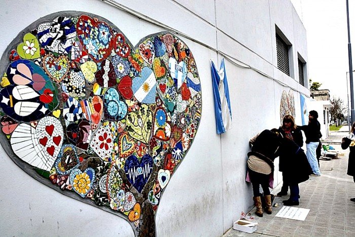 Inauguraron un mural en honor a Favaloro en el hospital San Martín, donde hizo su residencia