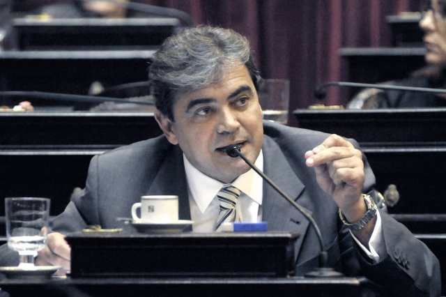 Demoran a un ex senador kirchnerista cuando intentaba viajar con 30 mil dólares no declarados
