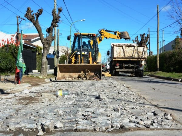 Obras de bacheos sobre la extensión de calle 26 de Berisso