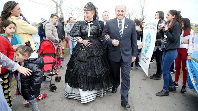 Festejos por el Bicentenario en Ensenada según Secco Festejos por el Bicentenario en Ensenada según Secco