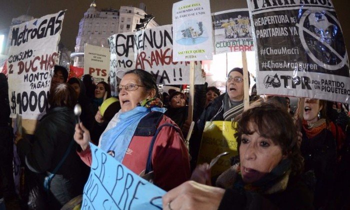 Las cacerolas ahora sonaron contra Macri, en todo el país, para repudiar el tarifazo