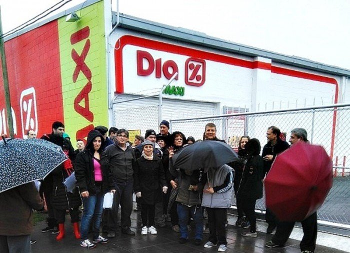 Empleados del supermercado Día de Villa Elvira fueron despedidos y protestan en la Municipalidad