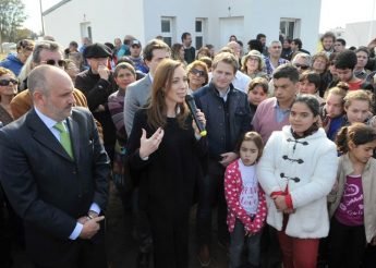 FOTO 4- Gral Pinto entrega viviendas